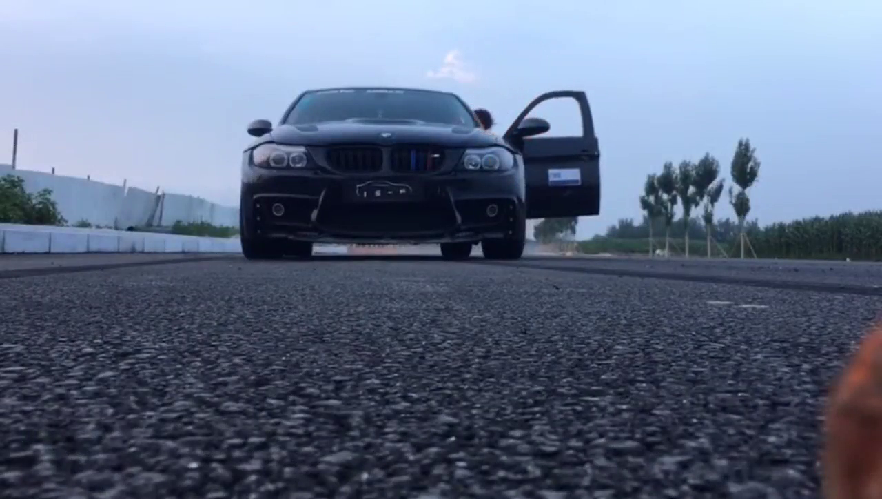 自己领地自己做主，宝马改装车原地360度大漂移