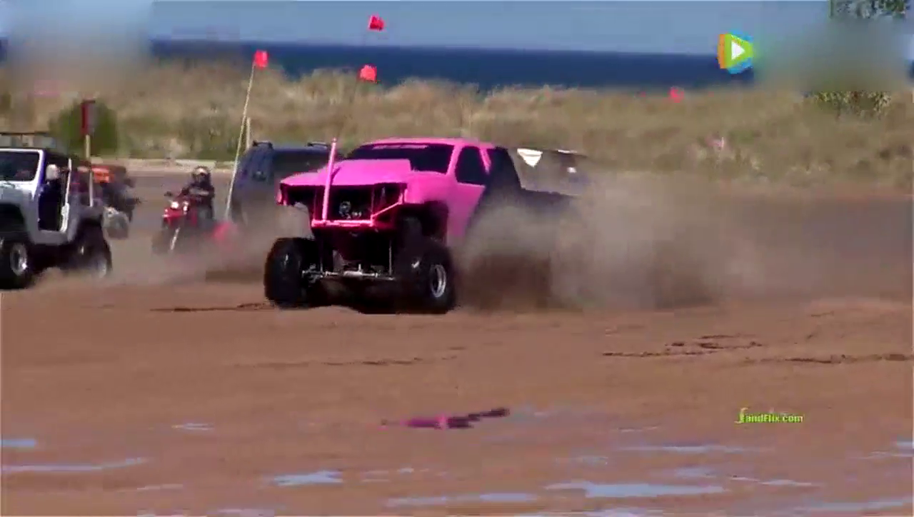 大马力卡车玩越野，紧张而刺激