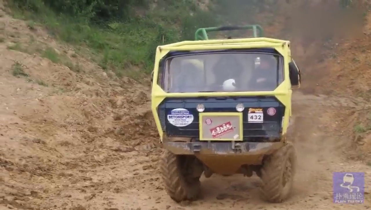 太脱拉越野卡车用断开式车桥，空载时车轮明显外倾