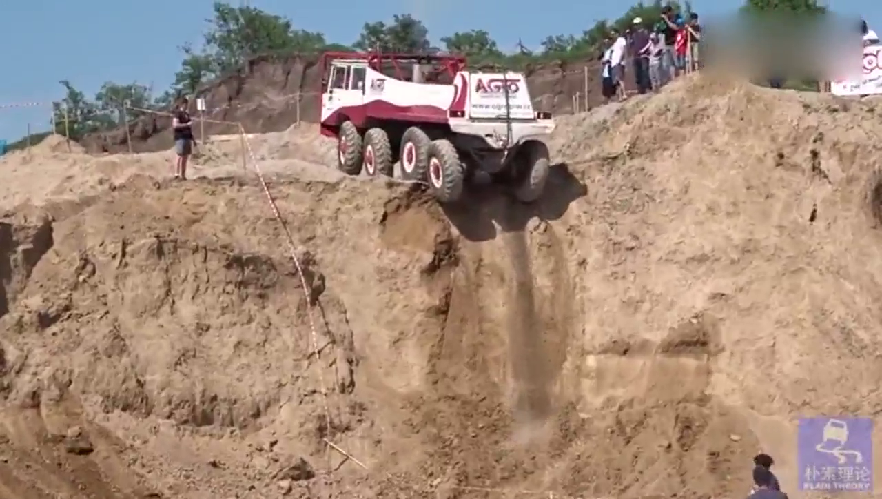 太脱拉越野卡车用倒车的方式下陡坡