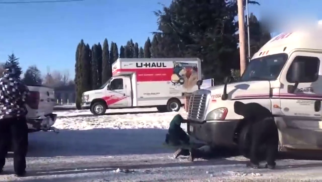 太爷们了,卡车被困，两台牧马人和一台福特猛禽仗义相助