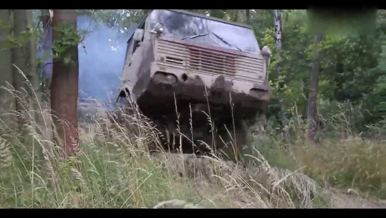 太脱拉T813卡车越野行驶，V12风冷柴油发动机一路低吼