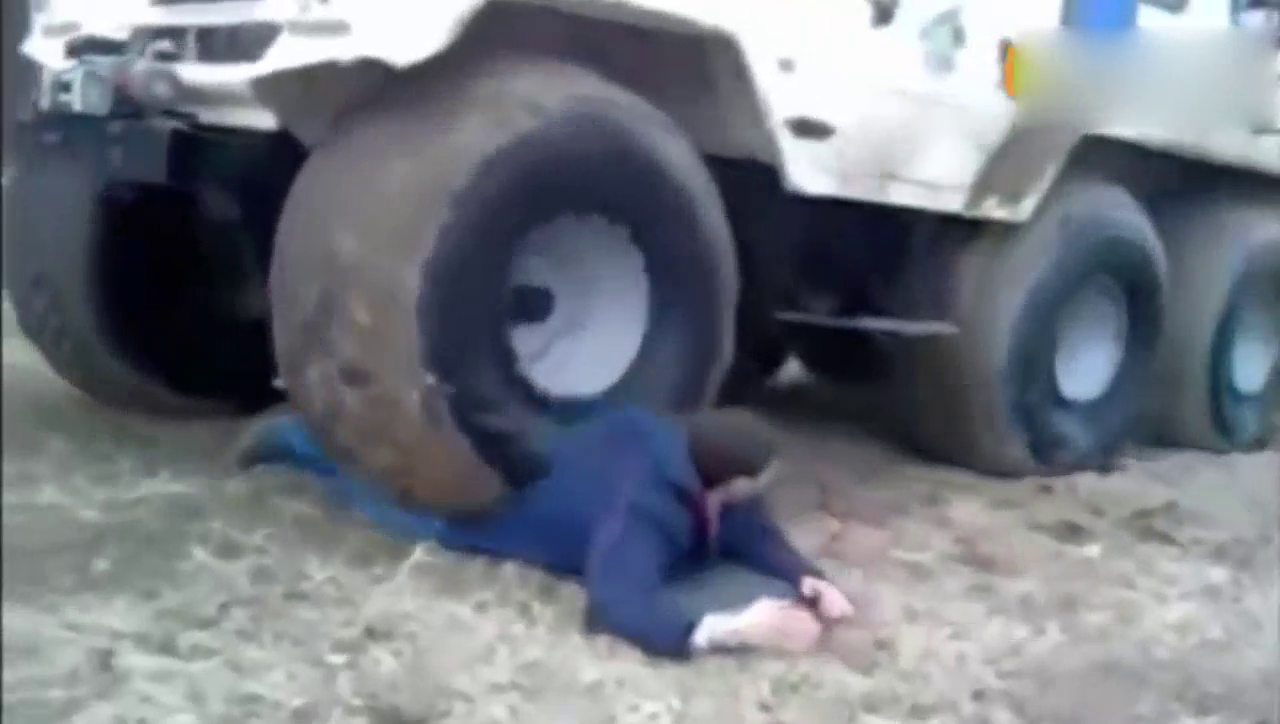卡车事故大合集，人被大卡车压过去竟然都没事