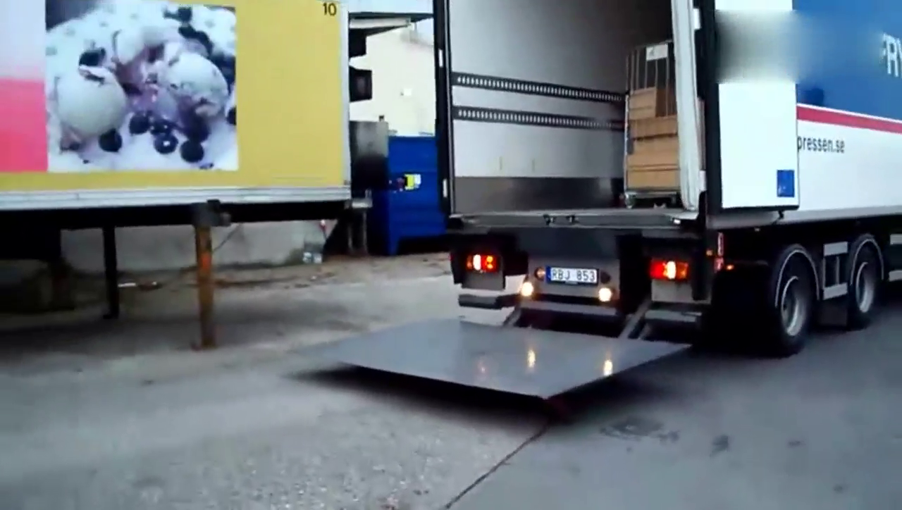 实拍：卡车司机开挂车倒车过程