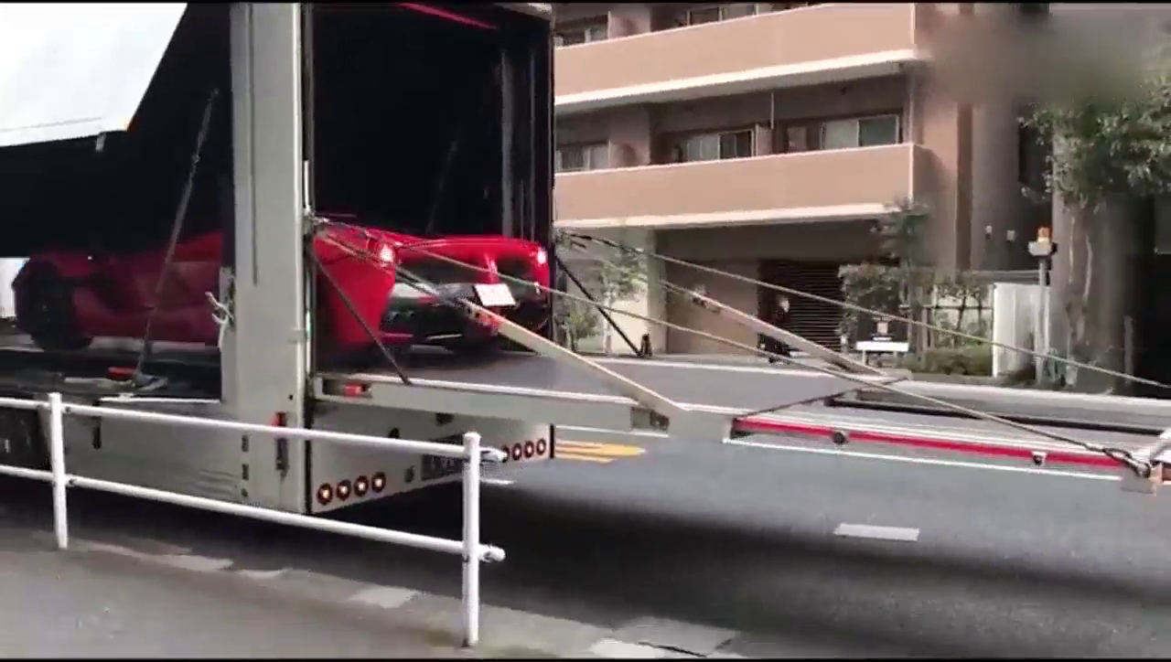 这样的超级跑车，交付给顾客瞬间，路人都看懵了