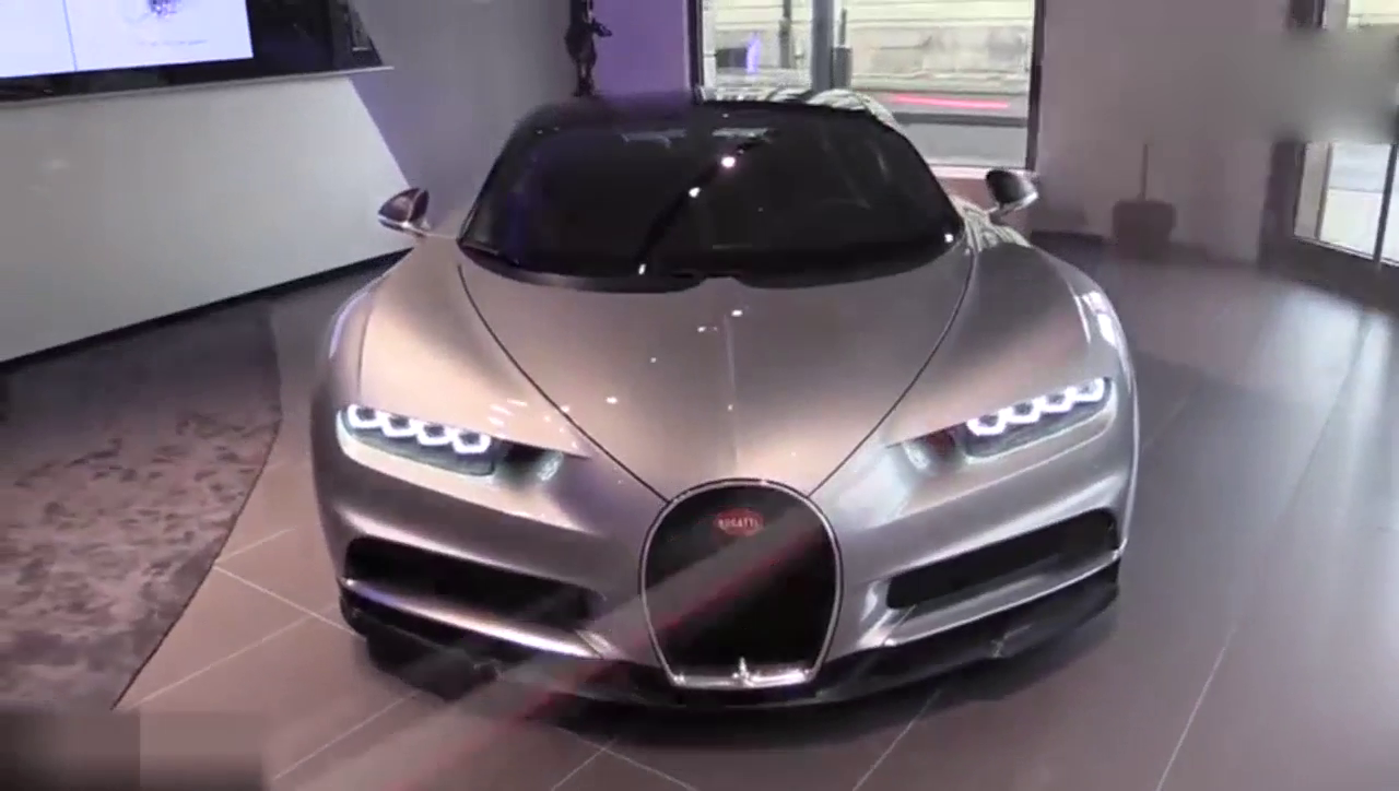 这样的跑车简直太炫酷了，就连送的眼镜也很霸气