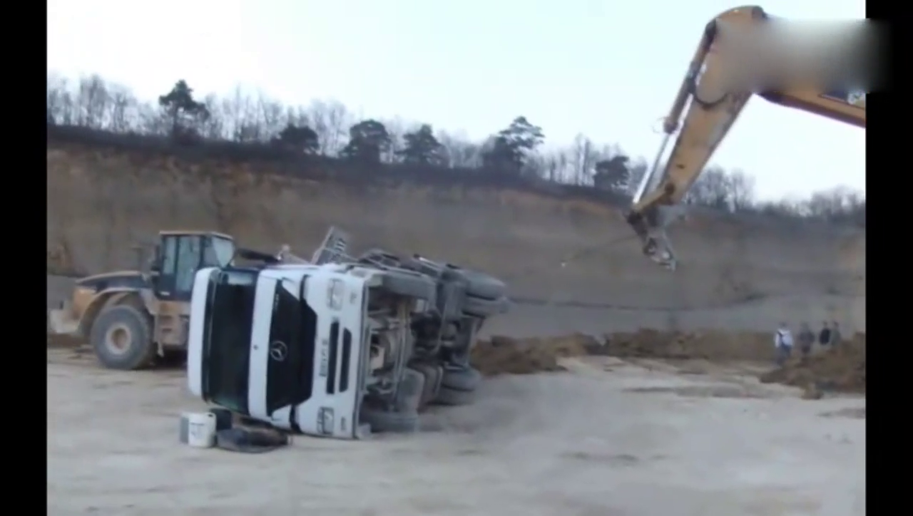实拍：卡车平地侧翻