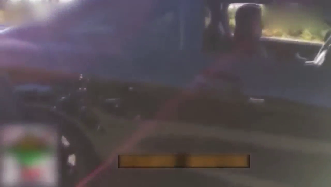 帅气跑车起步，牛翻了