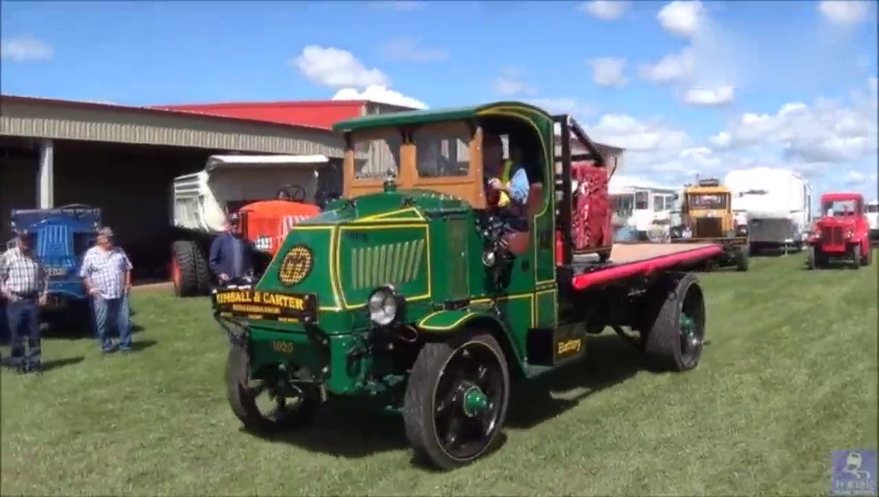 年代久远的老卡车使用链条驱动车轮