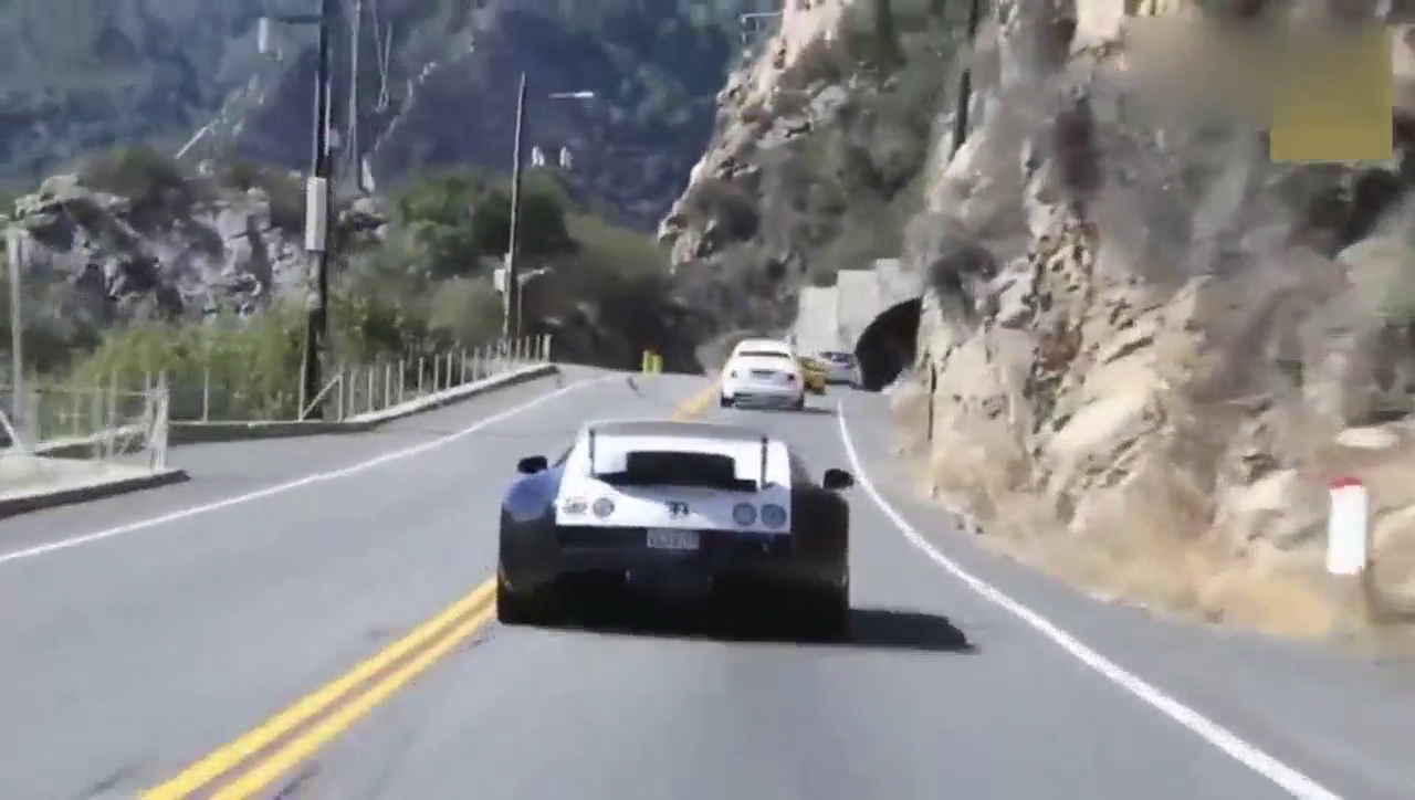 布加迪跑车在这路上跑，真是白瞎了这辆车，急啊