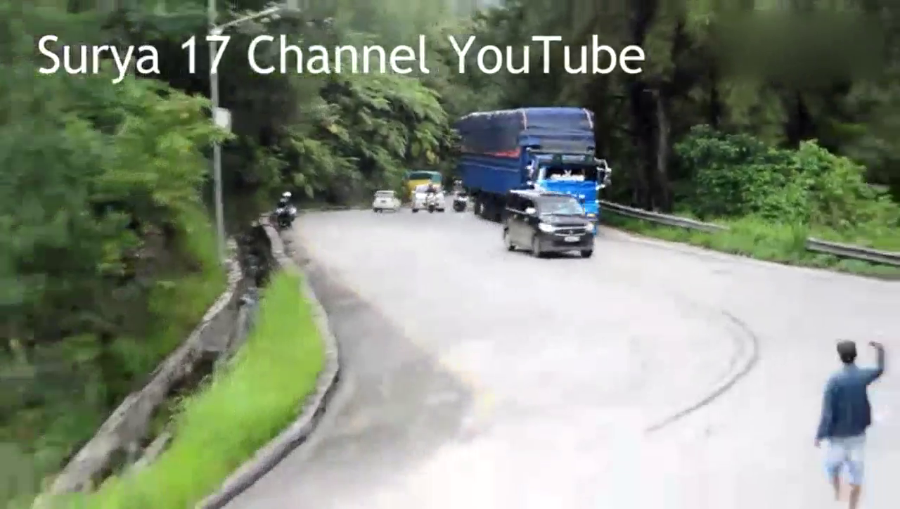 扶桑卡车后悬超长，急转下坡一路磨胎