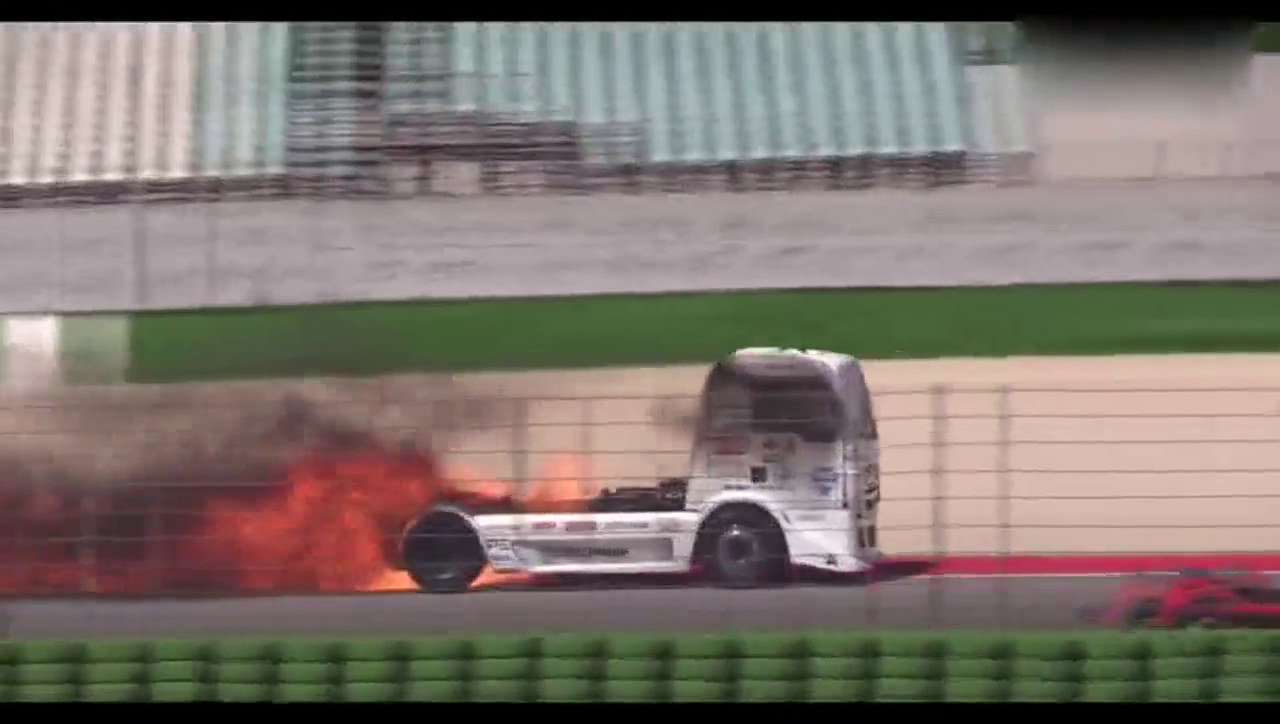 改装过的牵引卡车在赛道上飞驰