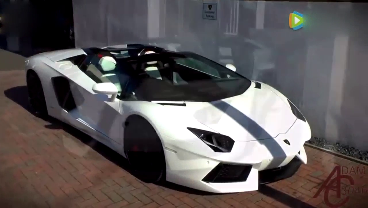 敞篷跑车赛场实拍，众人围观