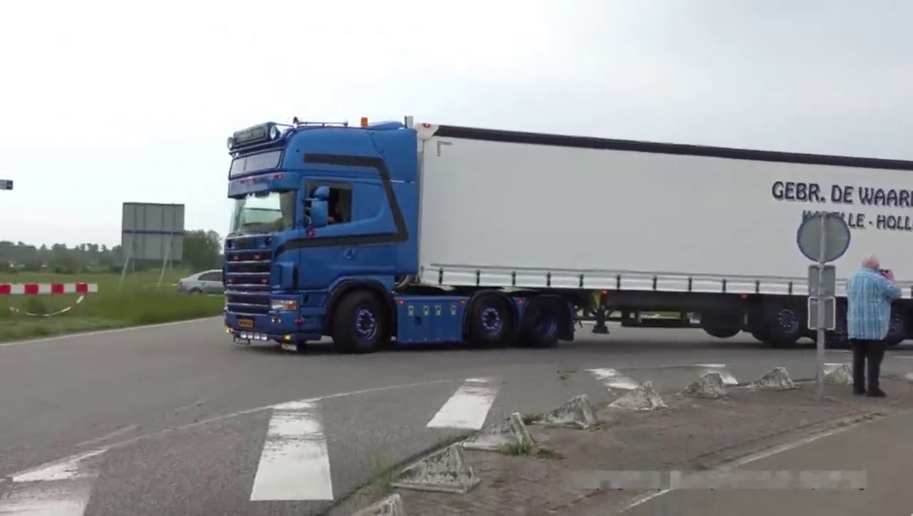 欧洲公路上干净帅气的卡车