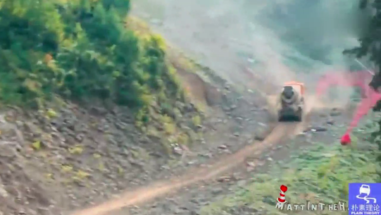 混凝土搅拌卡车设计上有先天缺陷，爬坡翘头连翻带滚