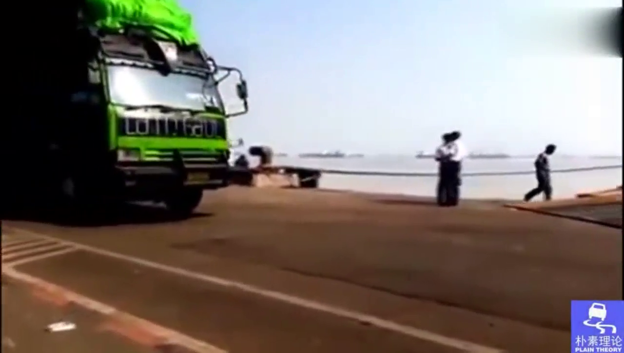 超载卡车后悬超长，底盘上还挂货物，吃力爬上渡轮