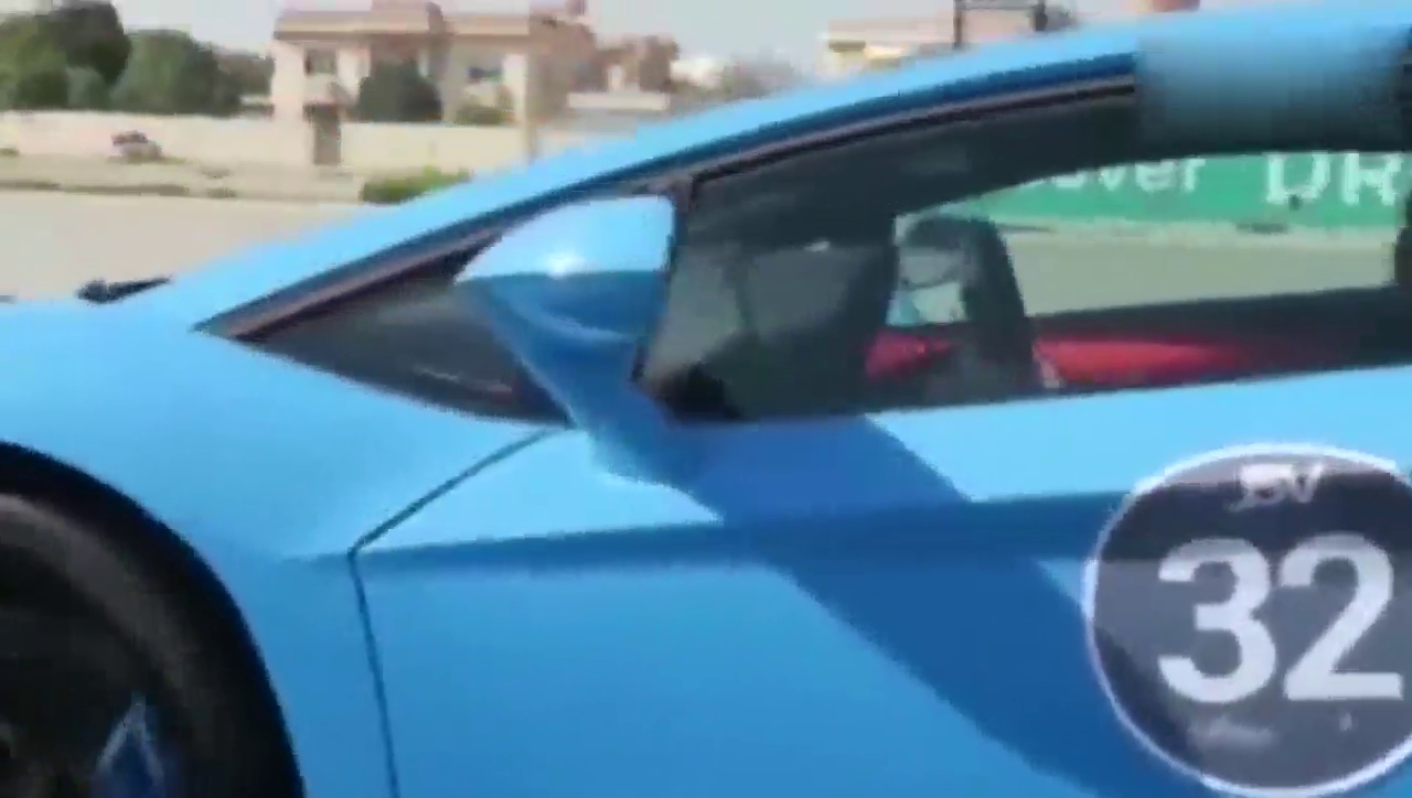 还好自己开的是兰博基尼，一路上还有这么多超级跑车陪伴！