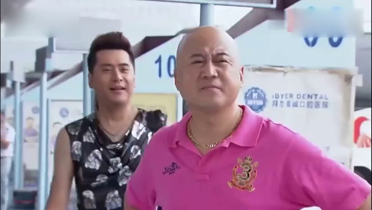 心机女刚想张口骂冒失男，一看到男子的跑车，马上变了脸色