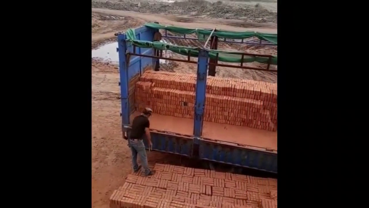 都不容易，自己买的卡车拉砖自己搬