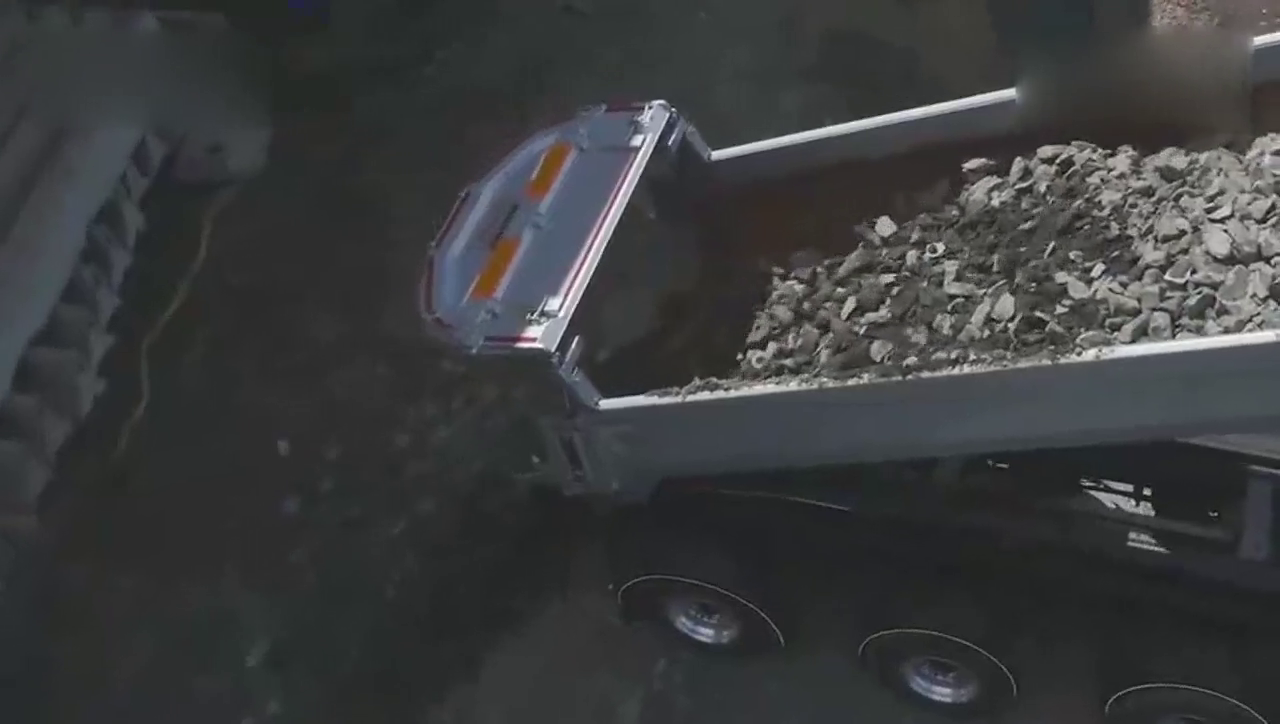 沃尔沃卡车新科技，空载时升起后轮来减少燃油消耗并增加控制力