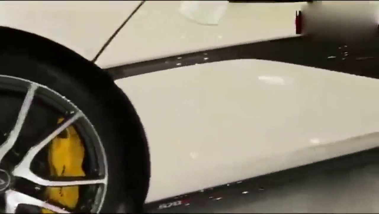 迪拜车展，这么多豪车都很漂亮啊，随便一辆就是上千万