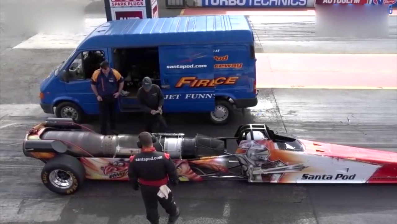 赛车装上火箭式喷气筒后，速度秒杀所有超级跑车，太霸气了！