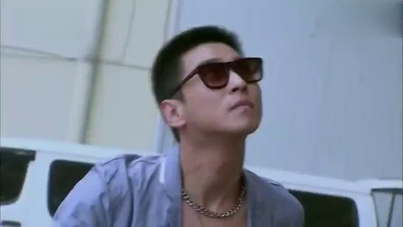 开着几百万的跑车去超市买几百斤猪肉，服务员一脸懵逼的表情