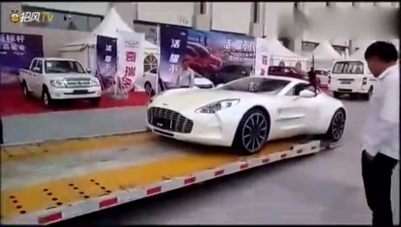 阿斯顿马丁跑车就这样撞了，心痛