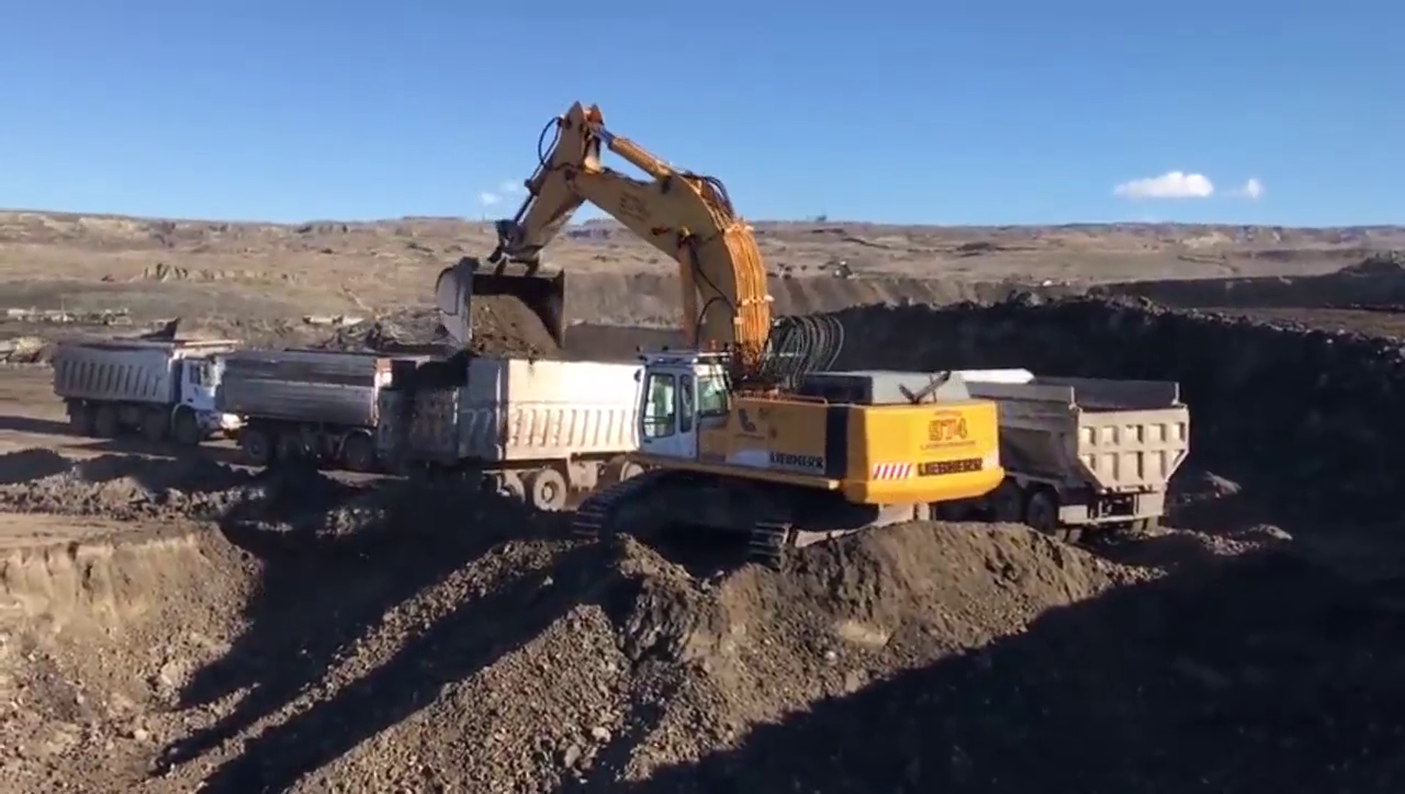 超强大的利勃海尔挖掘机，效率就是高，一挖斗就装一卡车！