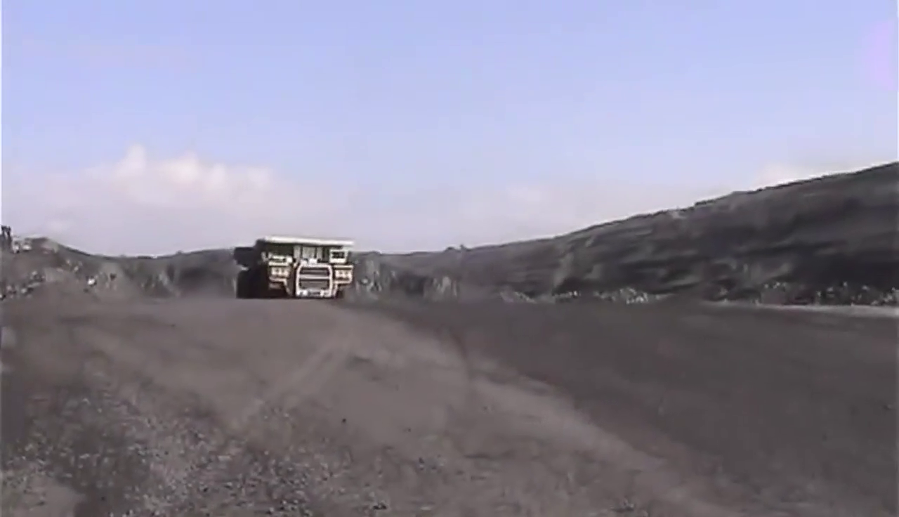 世界上最大的别拉斯卡车，最大运载450吨矿料