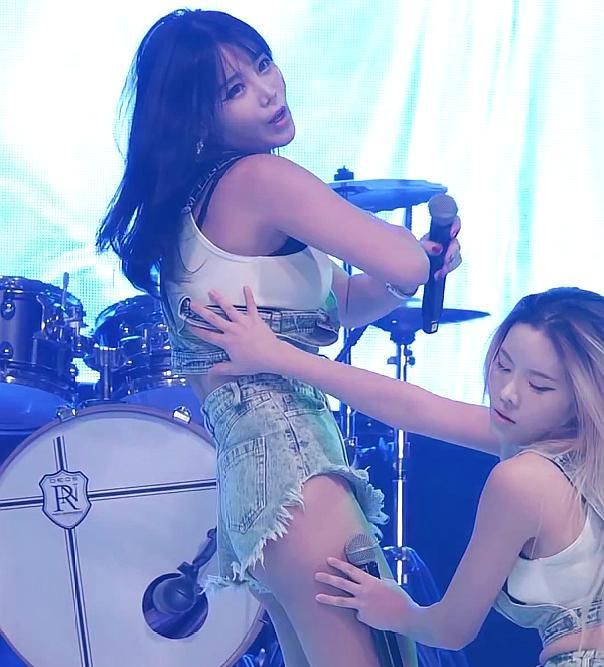 韩国女歌手金高恩35岁热舞仍性感,看到她的背