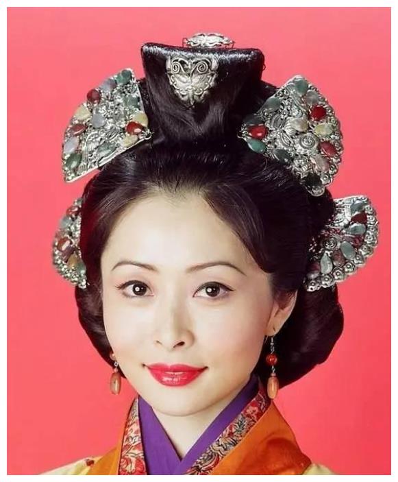 她是第一女反派，44岁与钱嘉乐结婚7年生两胎，如今一家真圆满
