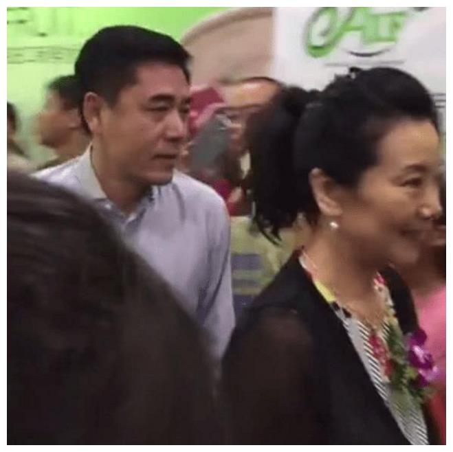 62岁陈宝国和老婆赵奎娥近照,网友:陈宝国真有福气呀