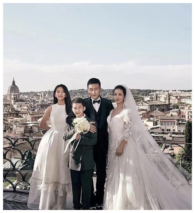 胡军妻子: 胡军一家四口气场太足,老婆卢芳基因太强大,儿子女儿都太像她 胡军一家四口气场太足,老婆卢芳基因太强大,儿子女儿都太像她