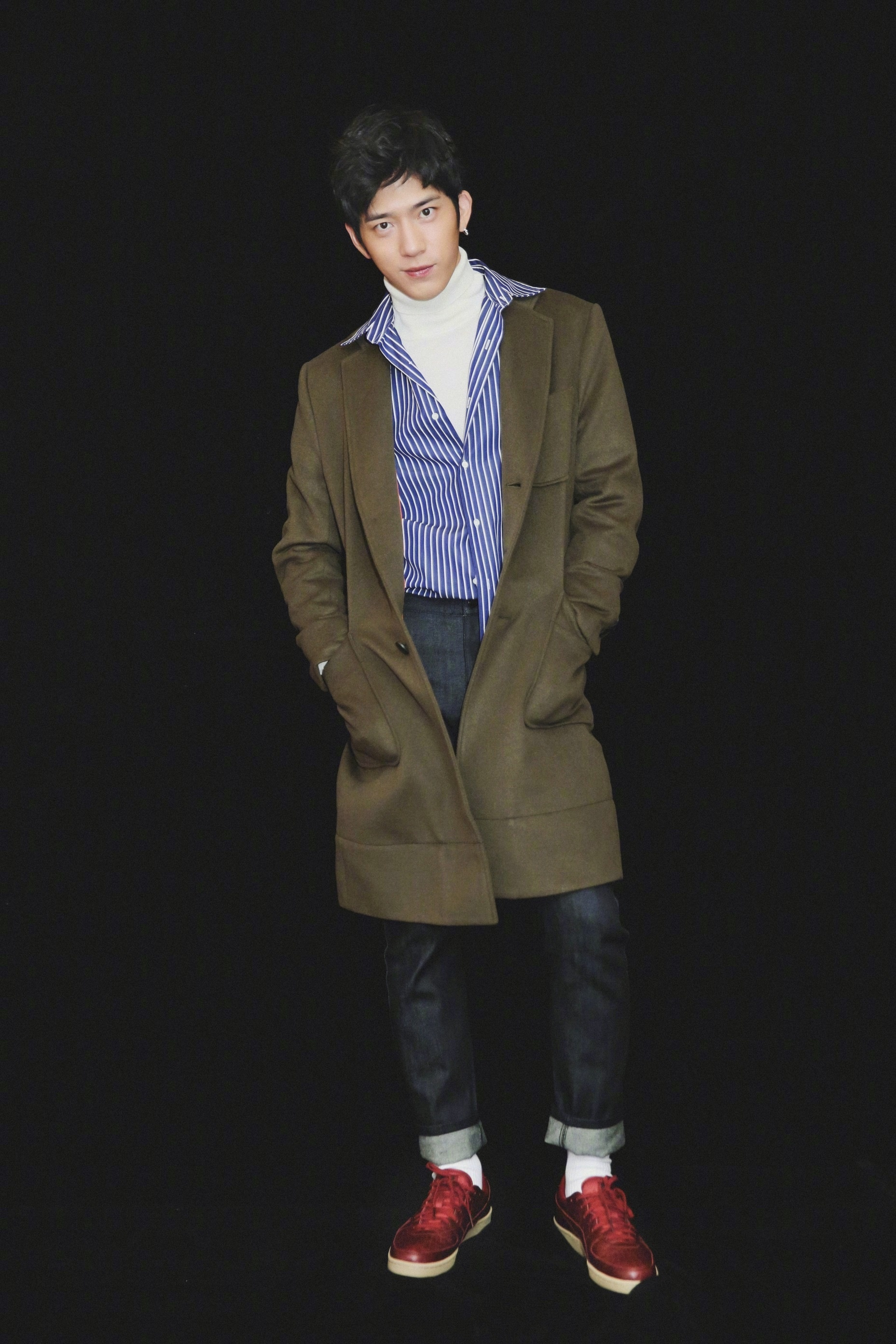 在衬衫上，党徽一般佩戴在什么地方合适？