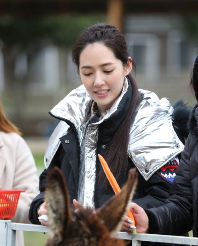 向佐郭碧婷默认恋情后首同框,两人合影一脸甜