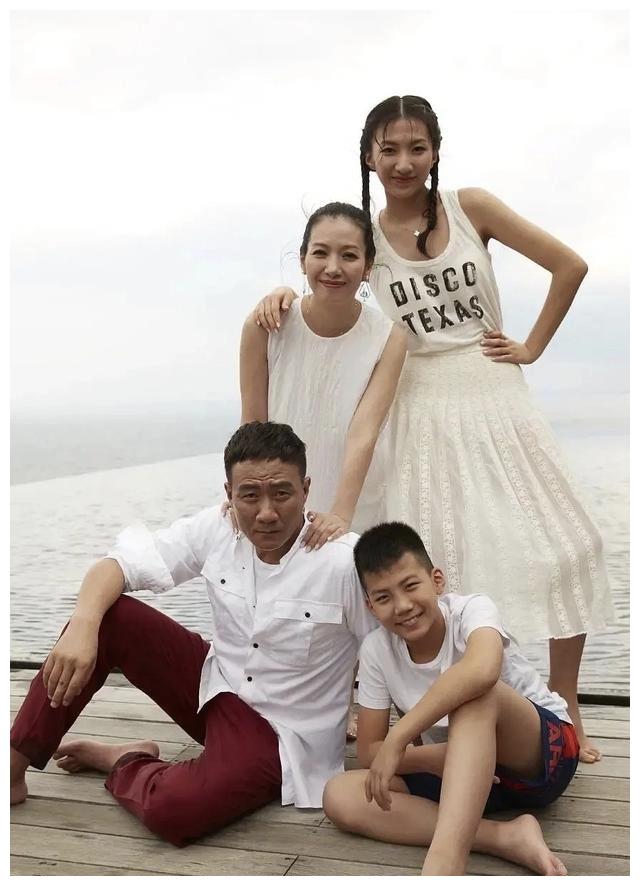 胡军妻子: 胡军一家四口气场太足,老婆卢芳基因太强大,儿子女儿都太像她 胡军一家四口气场太足,老婆卢芳基因太强大,儿子女儿都太像她