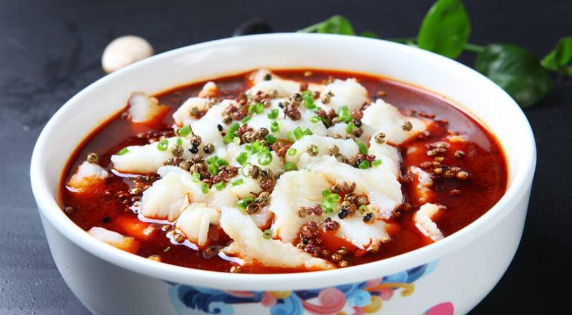 水煮鱼怎么做不碎?老妈做水煮鱼有“诀窍”，鱼片滑嫩无腥味