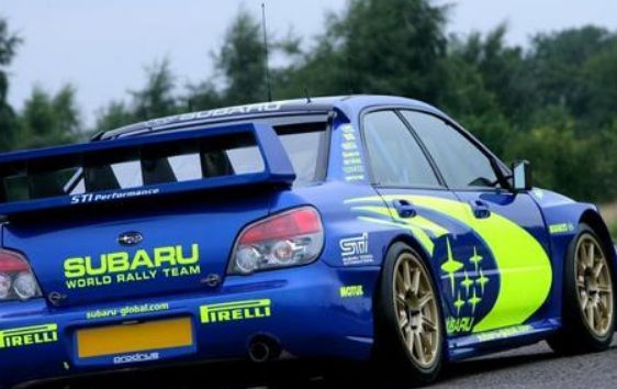 斯巴鲁赛车造型时尚，科技感与美感并存，令人神往