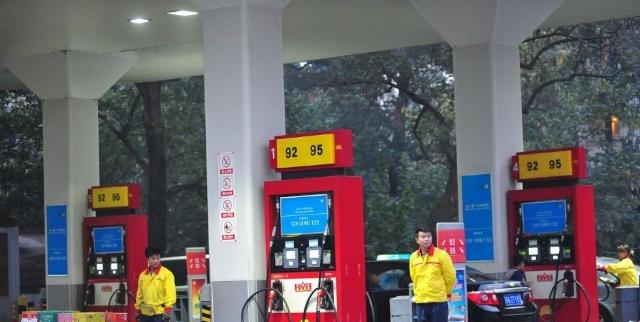 国内油价最新消息！油价罕见“四连跌”来了，车主等的花都谢了