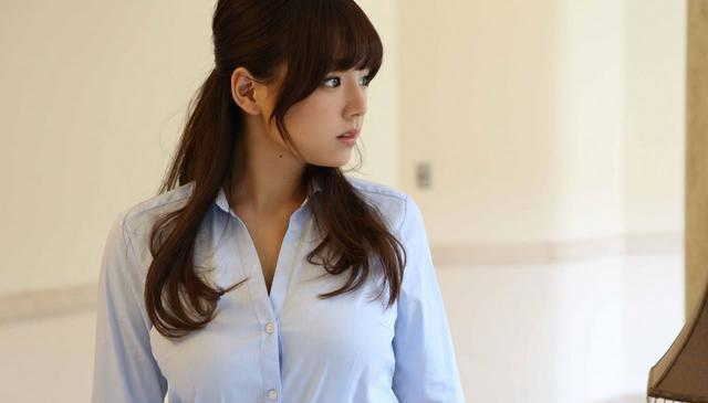 性感写真：日本女星筱崎爱一身职业装写真，依然能秀出美好身段