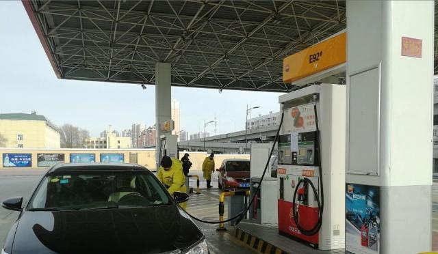 国内油价最新消息！油价罕见“四连跌”来了，车主等的花都谢了