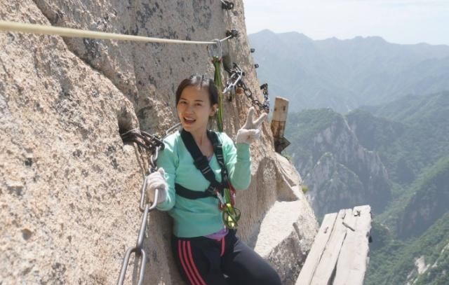 华山再现"第二跳",长空栈道拍照片,引发女游客的"尖叫