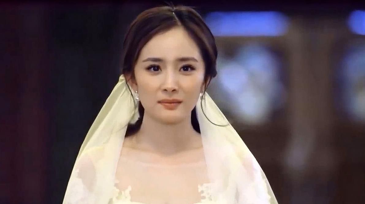 结婚前后的杨幂对比,前者清纯可爱,后者性感妩媚美丽动人