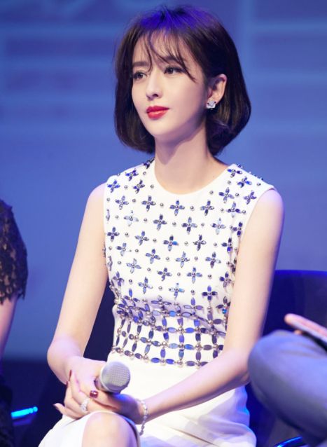 佟丽娅早期出席活动,这次总算穿对衣服,这样的