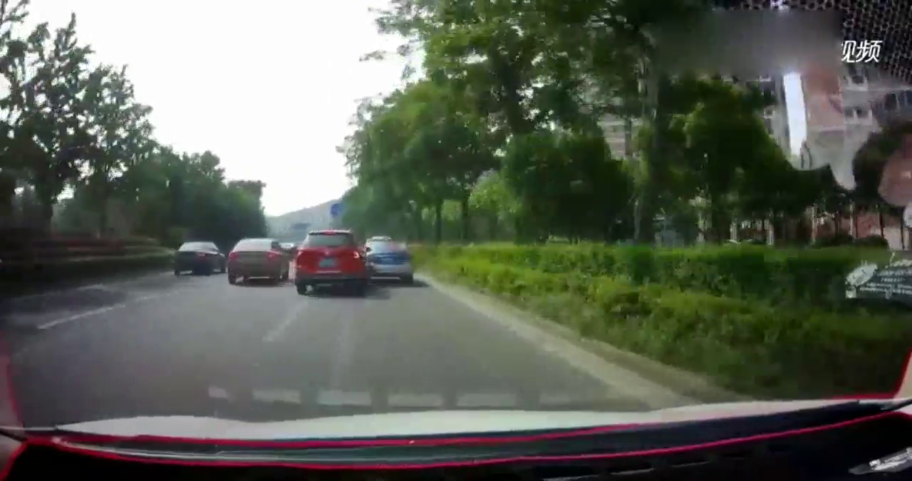 女司机撞了出租车后，继续撞第二次！