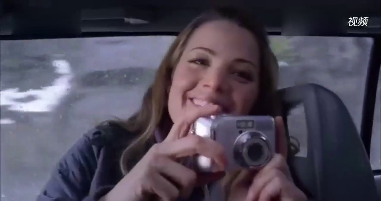 山间小路汽车突然爆胎，恰好对面驶来一辆大卡车与其相撞