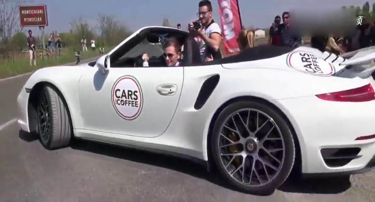 小伙开着新买跑车带女友出去兜风，刚上路就好多人围观