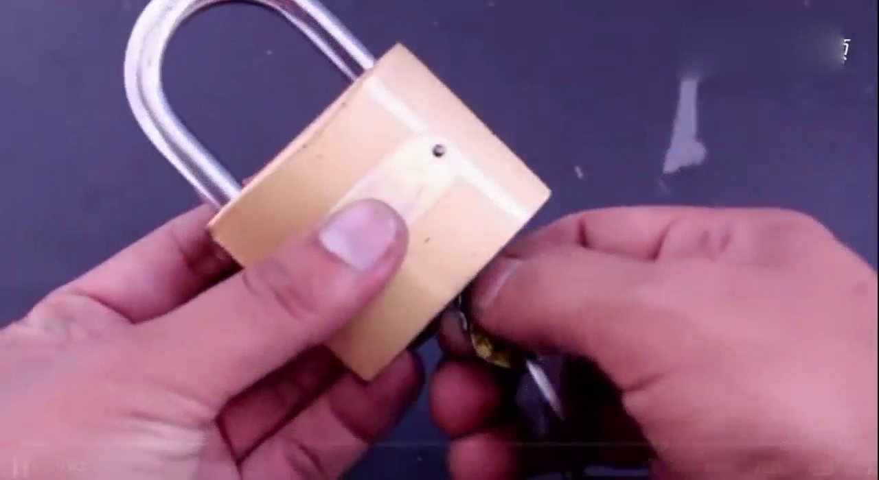 不用找开锁匠,这样也能自己开锁