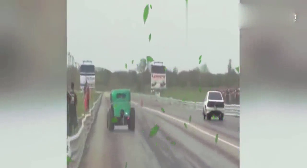 改装车加速比赛 司机脚抖意外撞向观众！